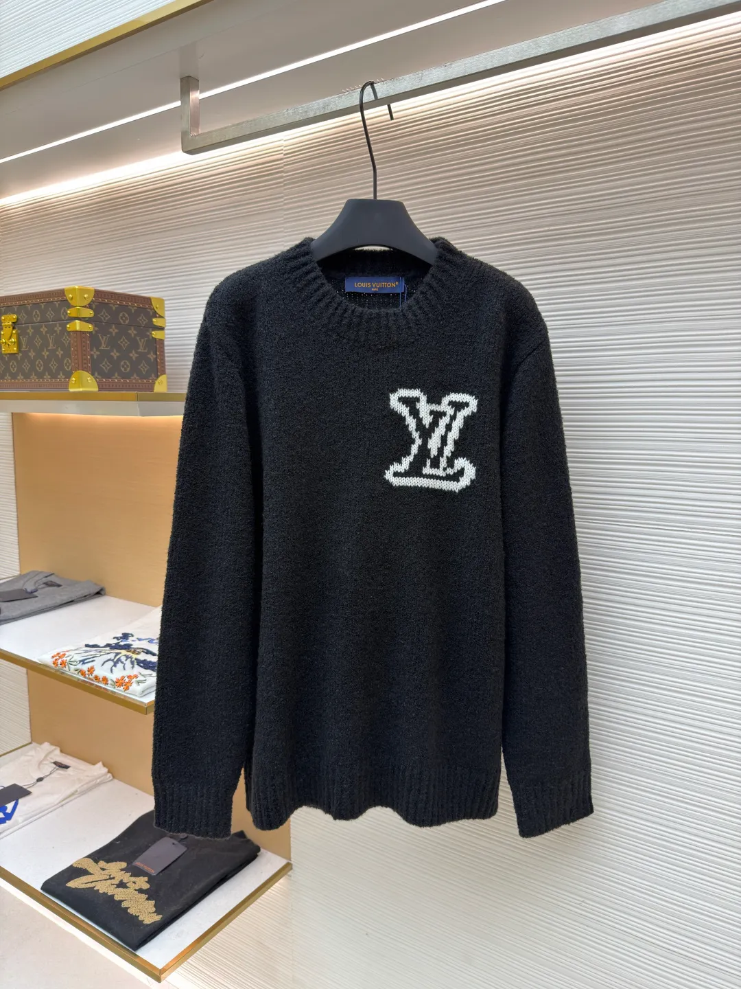 LOUIS VUITTON double-sided intarsia sweater ●Original version: Purchased and developed for 11300 ●Item number: 1680922-A85 ●Material: wool blended fabric ●Technology: knitted intarsia production ●Version: fitted version ●Weight: about 620 grams ●Size: S-M-L-XL ●Description: Made of custom-woven and dyed sheep wool 65% cotton %20 Spandex 15%. The special washing process is very soft and skin-friendly. It has 7 knitting workers. The thickness of each stitch of the inlay on the clothing logo is consistent with ZP. The back logo is mirror inlay. This crew-neck sweater is made of a blend of sheep wool and yak hair, and uses thick yarn to create a comfortable texture. The contrasting LV logo is integrated into the knitted fabric, and the mirror-effect logo is cleverly displayed on the rear. The casual and elegant design makes it easy to style your weekend look. The overall wiring is straight and delicate, the fabric is comfortable and soft, and the color is consistent without color difference. It can be matched with the same style to create a fashionable look and control various occasions. Customized accessories, complete with three standards, same style for men and women!